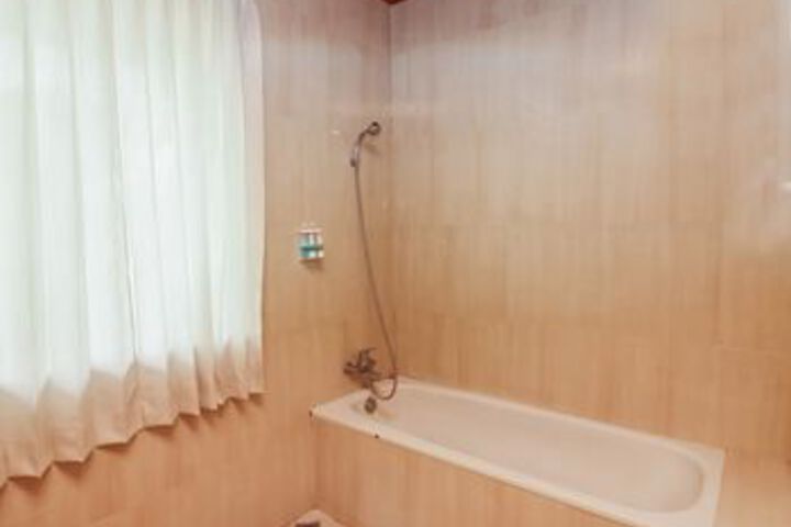 Room 4 of 70