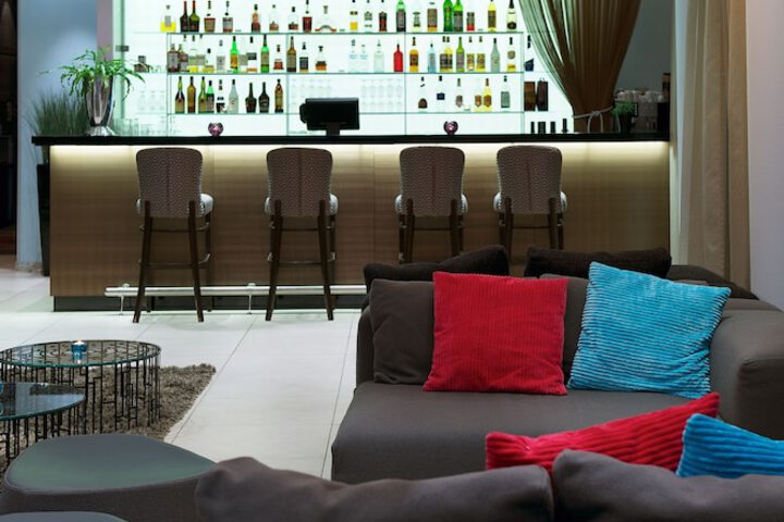 Lounge 75 of 89