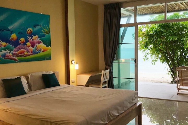 Room 3 of 118