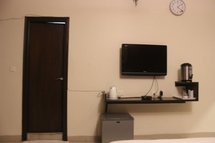 Room 8 of 17