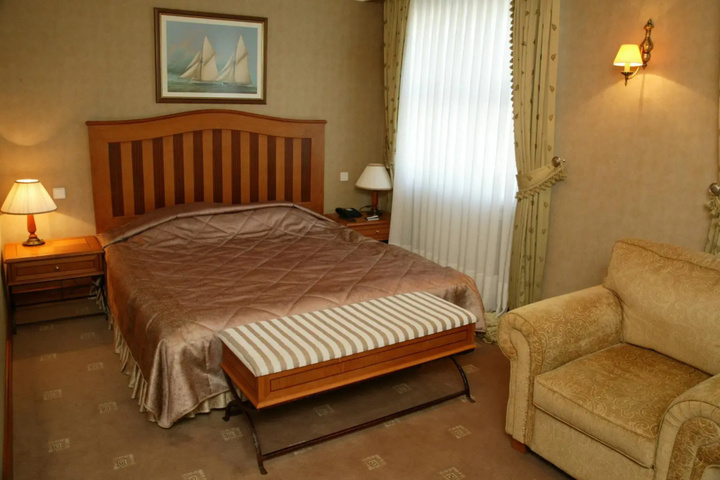 Room 13 of 21