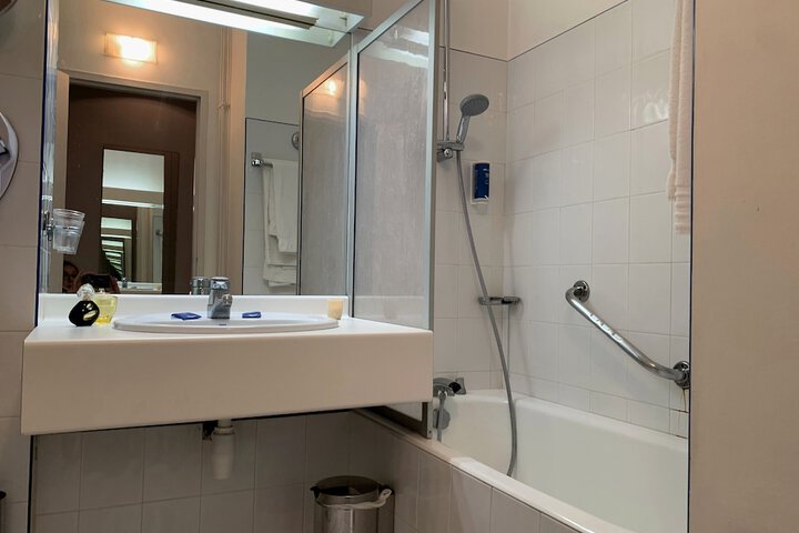 Room 32 of 154