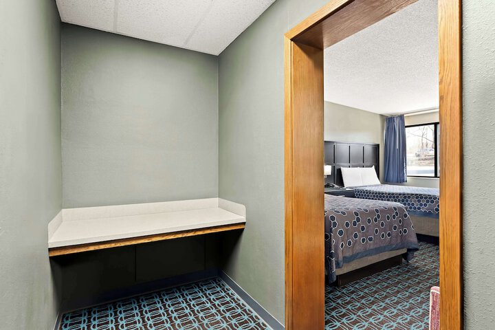 2 Double Beds (10 of 10)