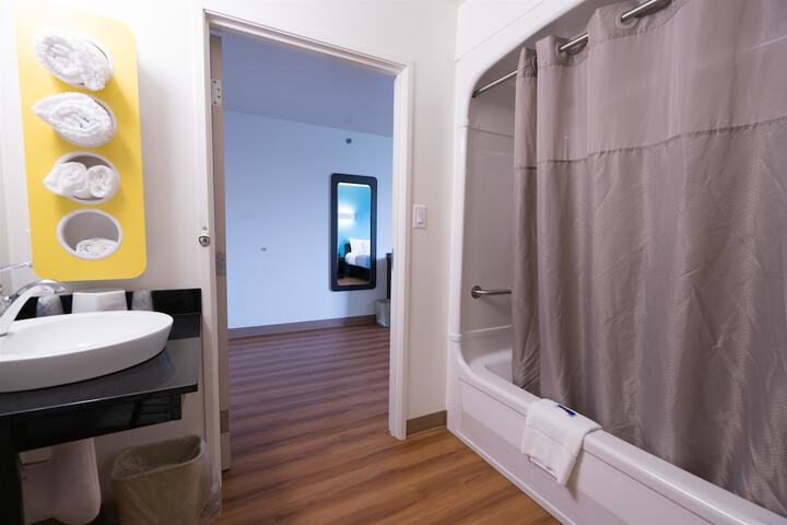 Queen Room Disability Accessible (10 of 23)