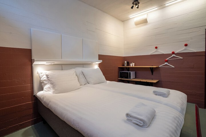 Room 16 of 40