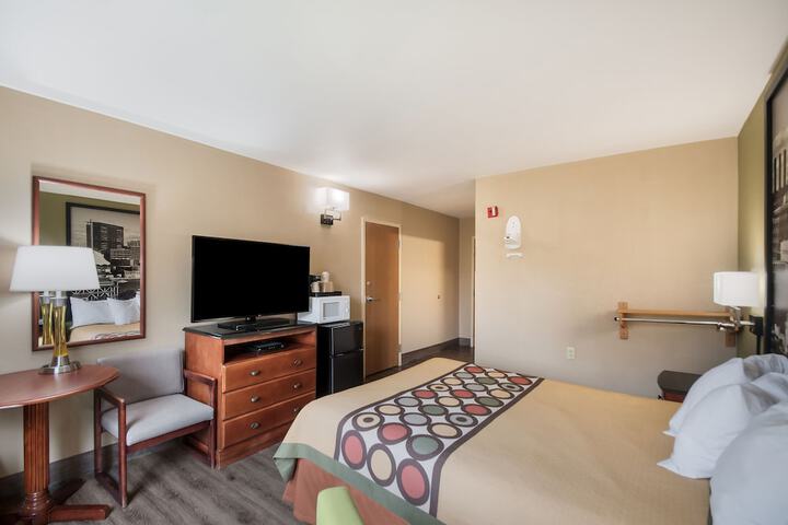 1 King Bed (8 of 10)