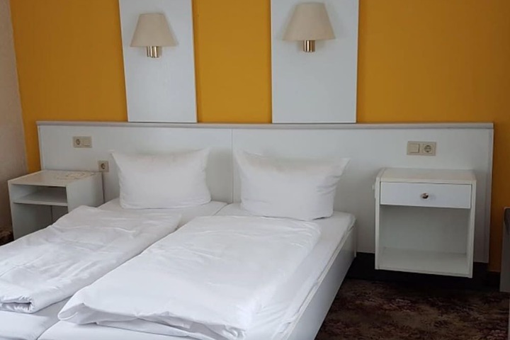 Room 4 of 10