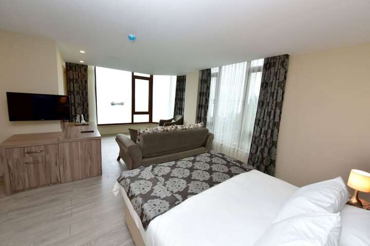 Room 4 of 33