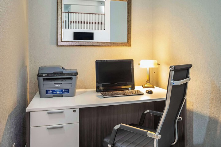 Business Center 30 of 36