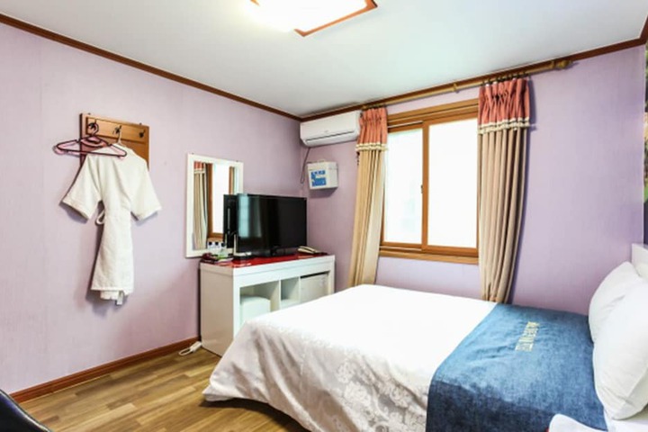 Room 2 of 28