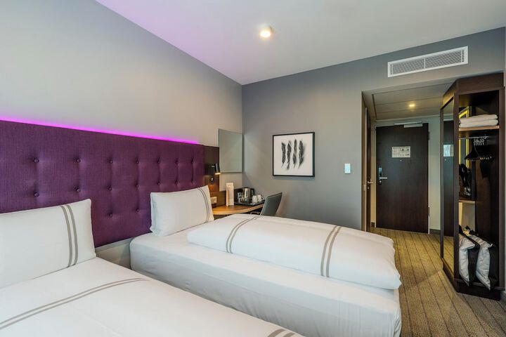 Room 37 of 62
