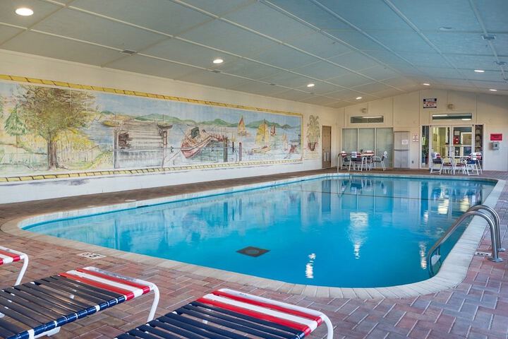 Indoor/outdoor pool