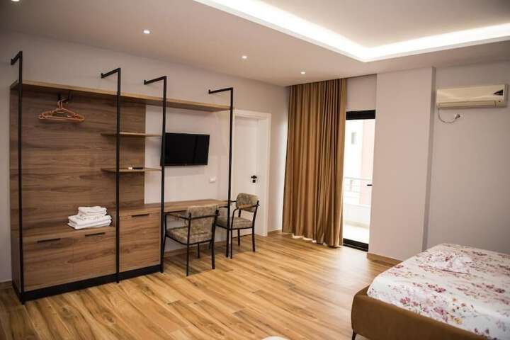Room 5 of 33