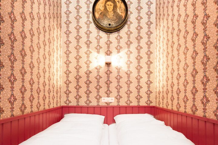 Room 23 of 137