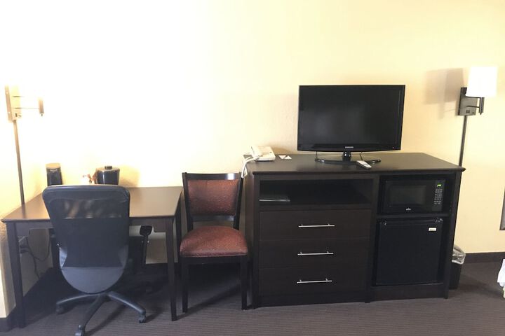 1 Queen Bed (3 of 14)