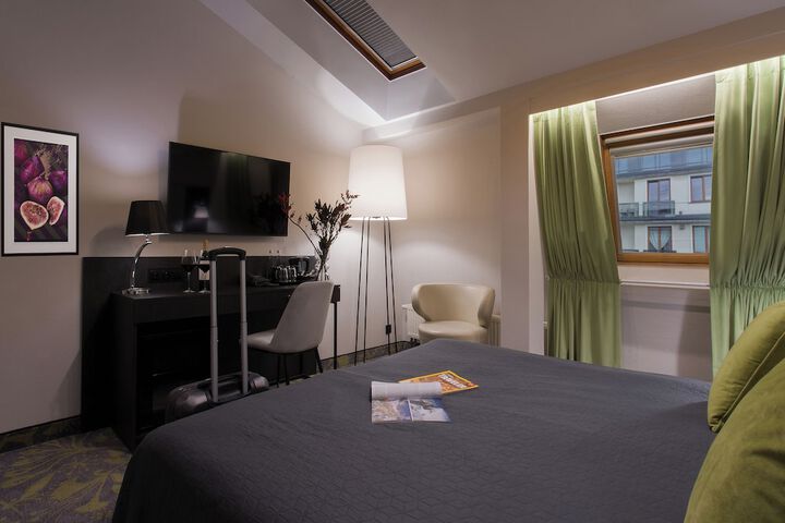 Room 34 of 89