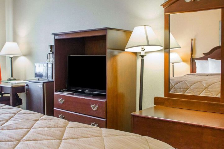 1 King Bed (2 of 8)
