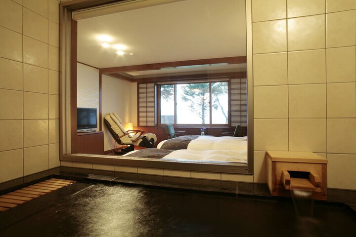 Deep soaking bathtub
