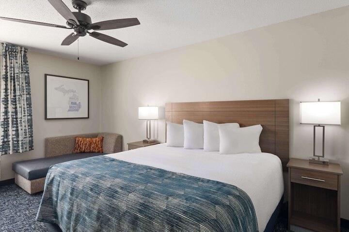 1 King Bed (7 of 10)