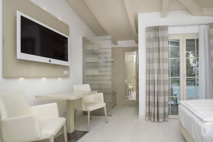 Room 33 of 89