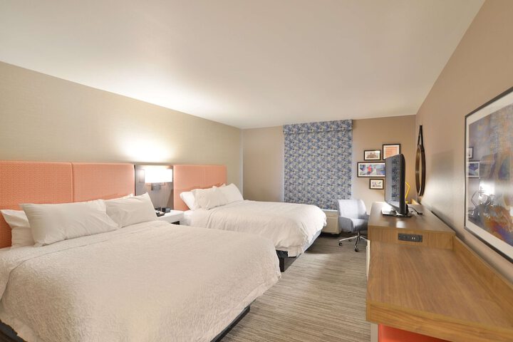 2 Queen Beds Mobility Accessible with Tub (9 of 16)
