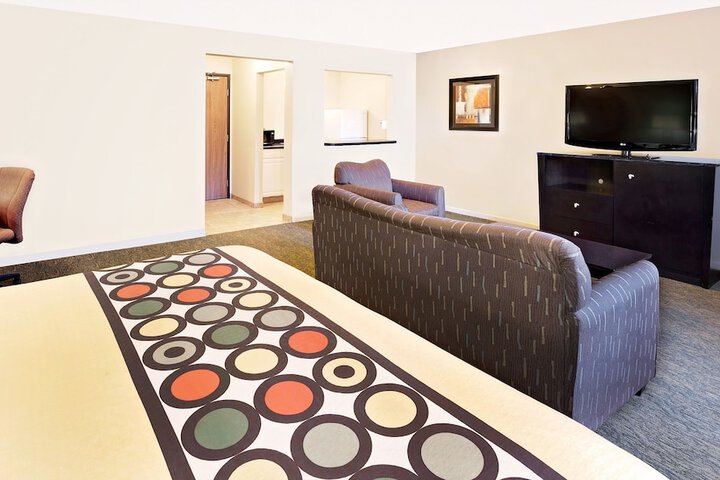 1 King Bed (3 of 12)