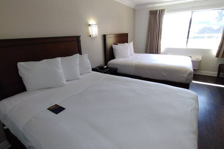 2 Queen Beds (2 of 10)