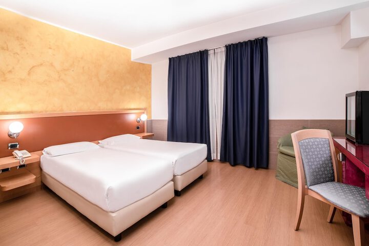 Room 33 of 97