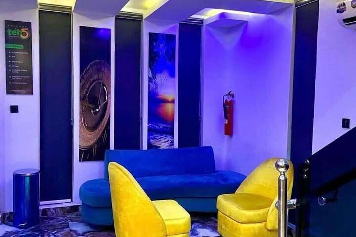 Lounge 21 of 31