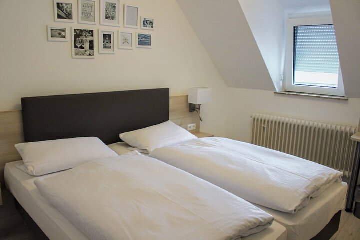 Room 33 of 47