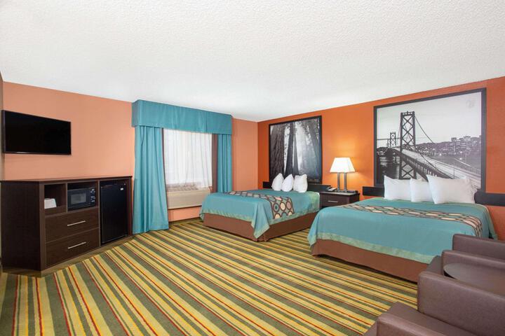 1 Queen Bed (14 of 16)