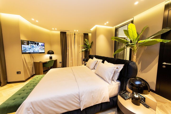Room 6 of 77