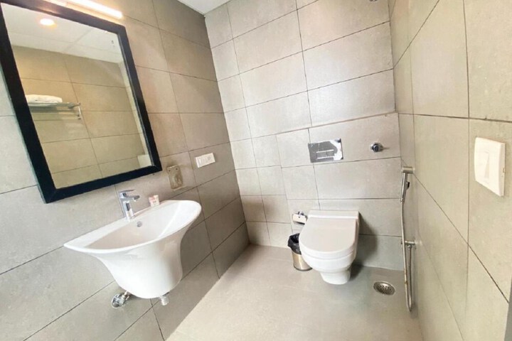 Room 8 of 12