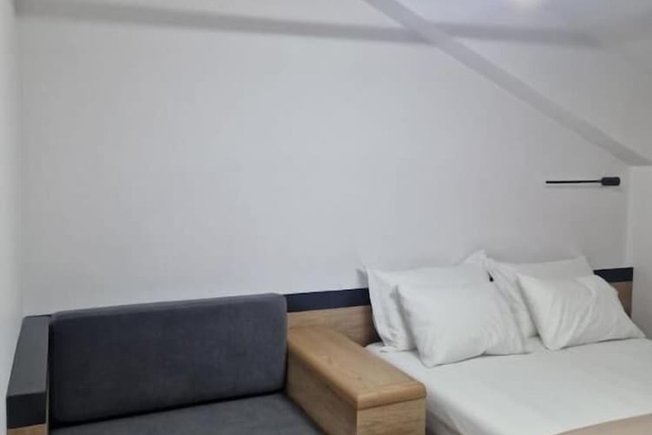 Room 7 of 19