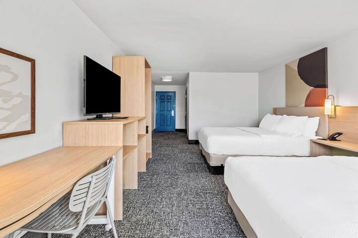 2 Queen Beds (2 of 16)