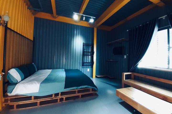 Room 5 of 10