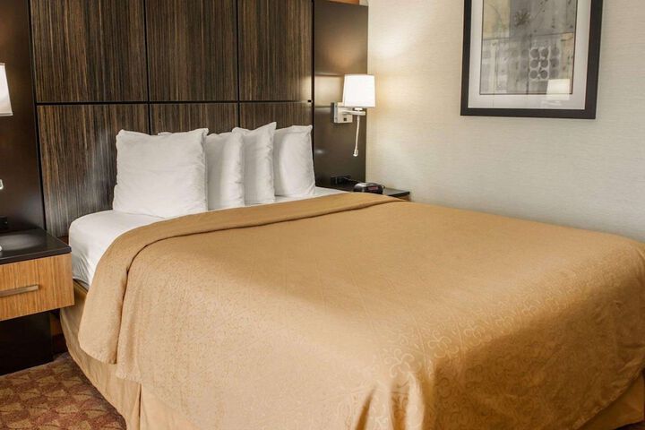 1 Queen Bed (9 of 13)