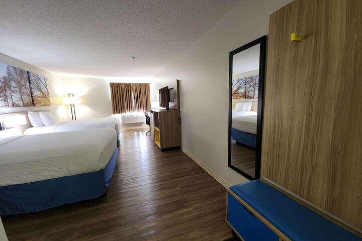 2 Queen Beds Accessible (1 of 10)