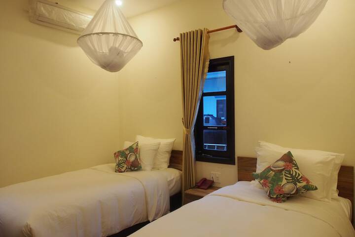 Room 4 of 100