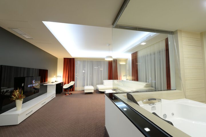 Room 8 of 35