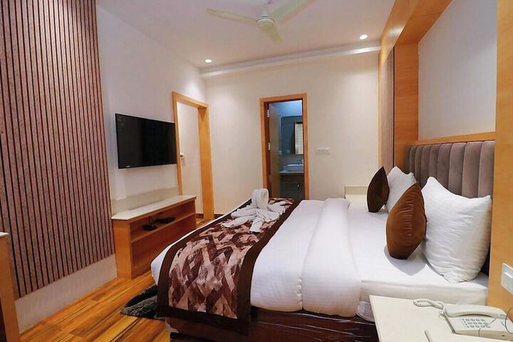 Room 6 of 8