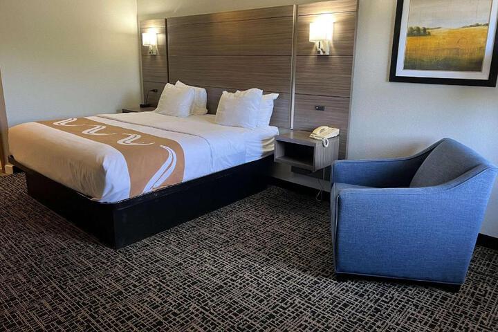 1 King Bed (14 of 17)