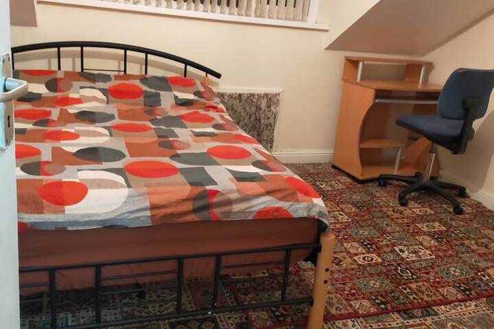 Room 4 of 17