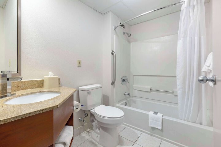 2 Queen Beds Microwave and Refrigerator WiFi Full Breakfast (6 of 6)