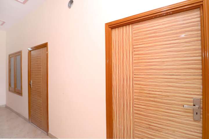 OYO 43966 Jaura Inn