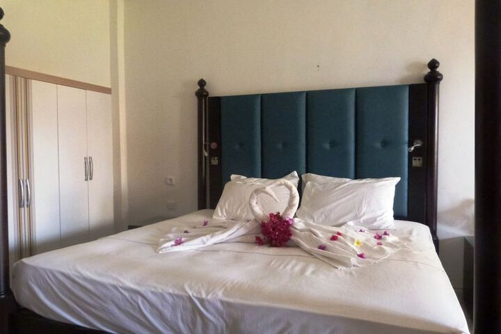 Room 6 of 14
