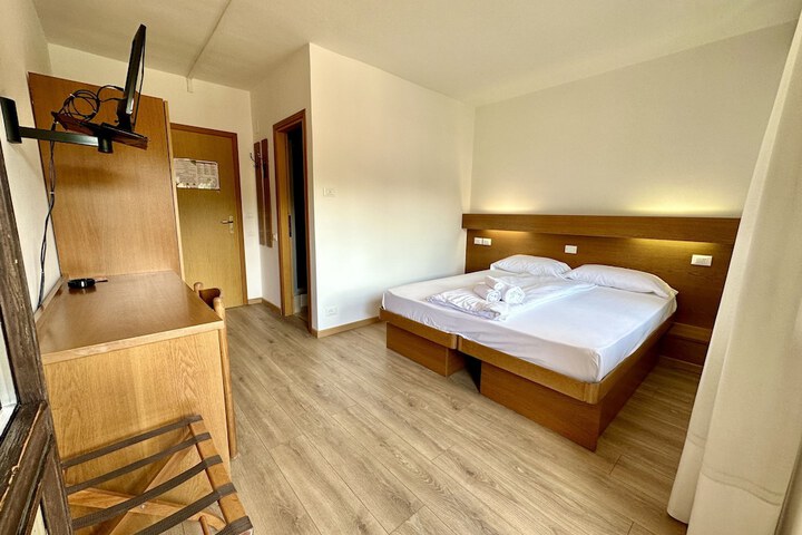 Room 10 of 34