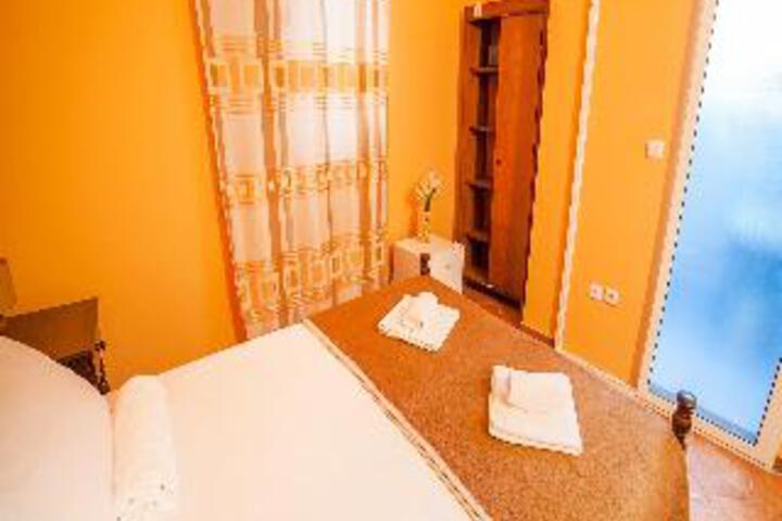 Room 5 of 10