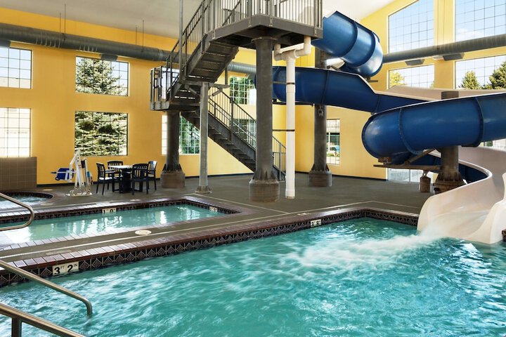Indoor spa tub