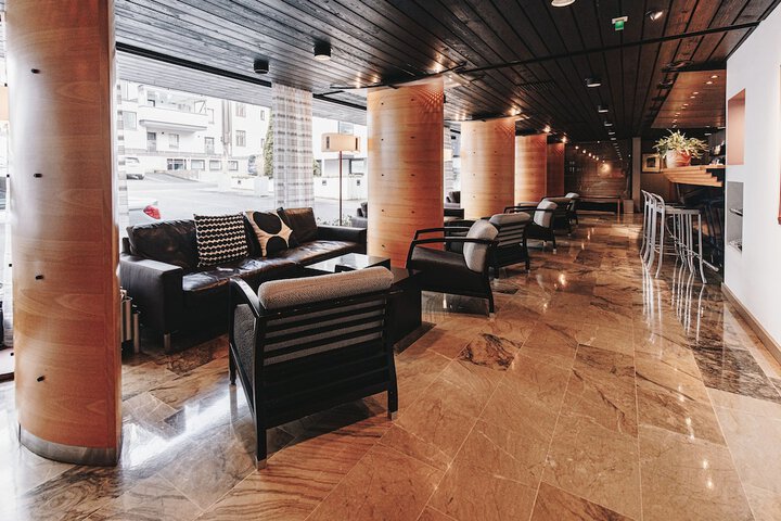 Lounge 61 of 67